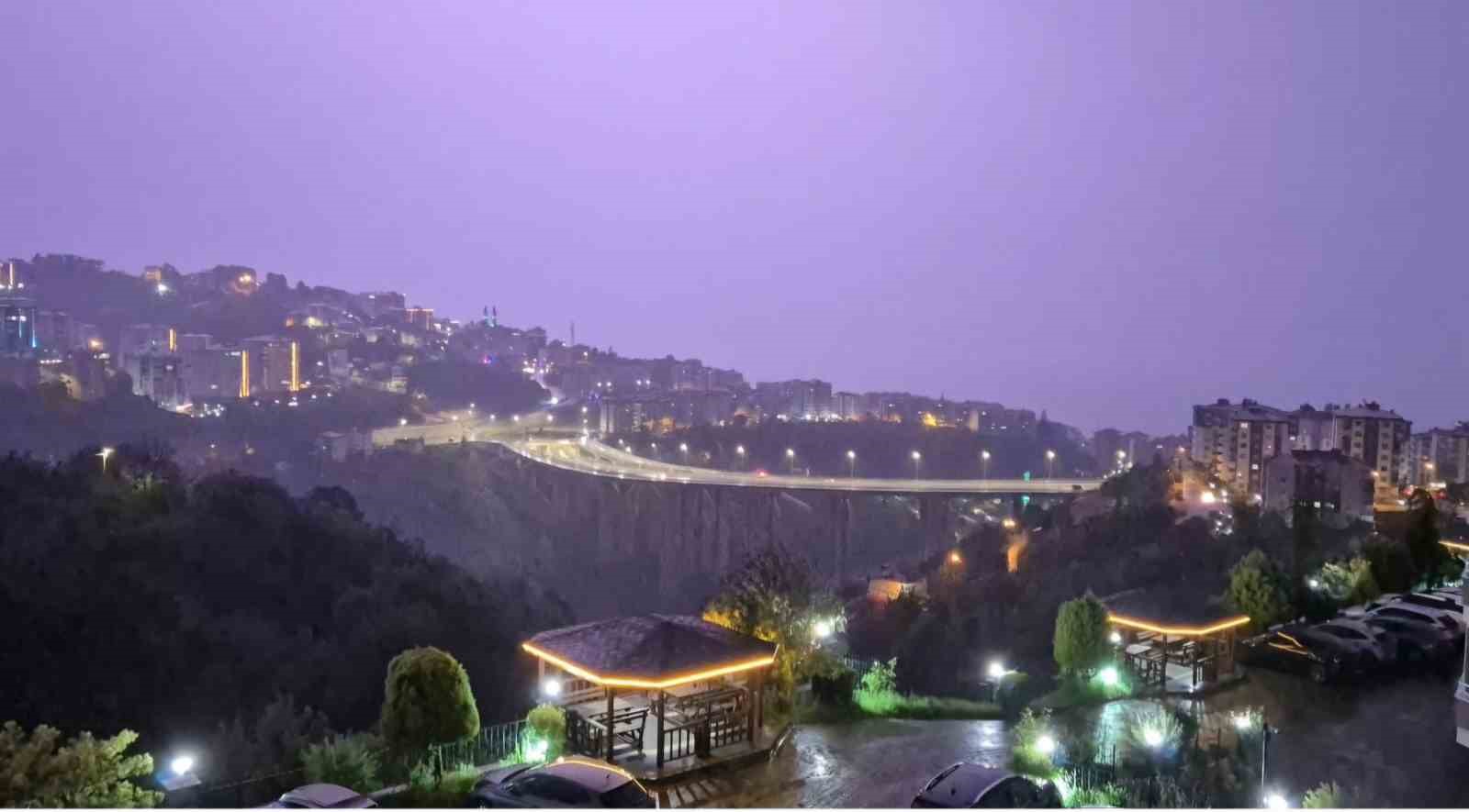 trabzon-da-yagmurla-birlikte-cakan-simsekler-gokyuzunu-aydinlatti