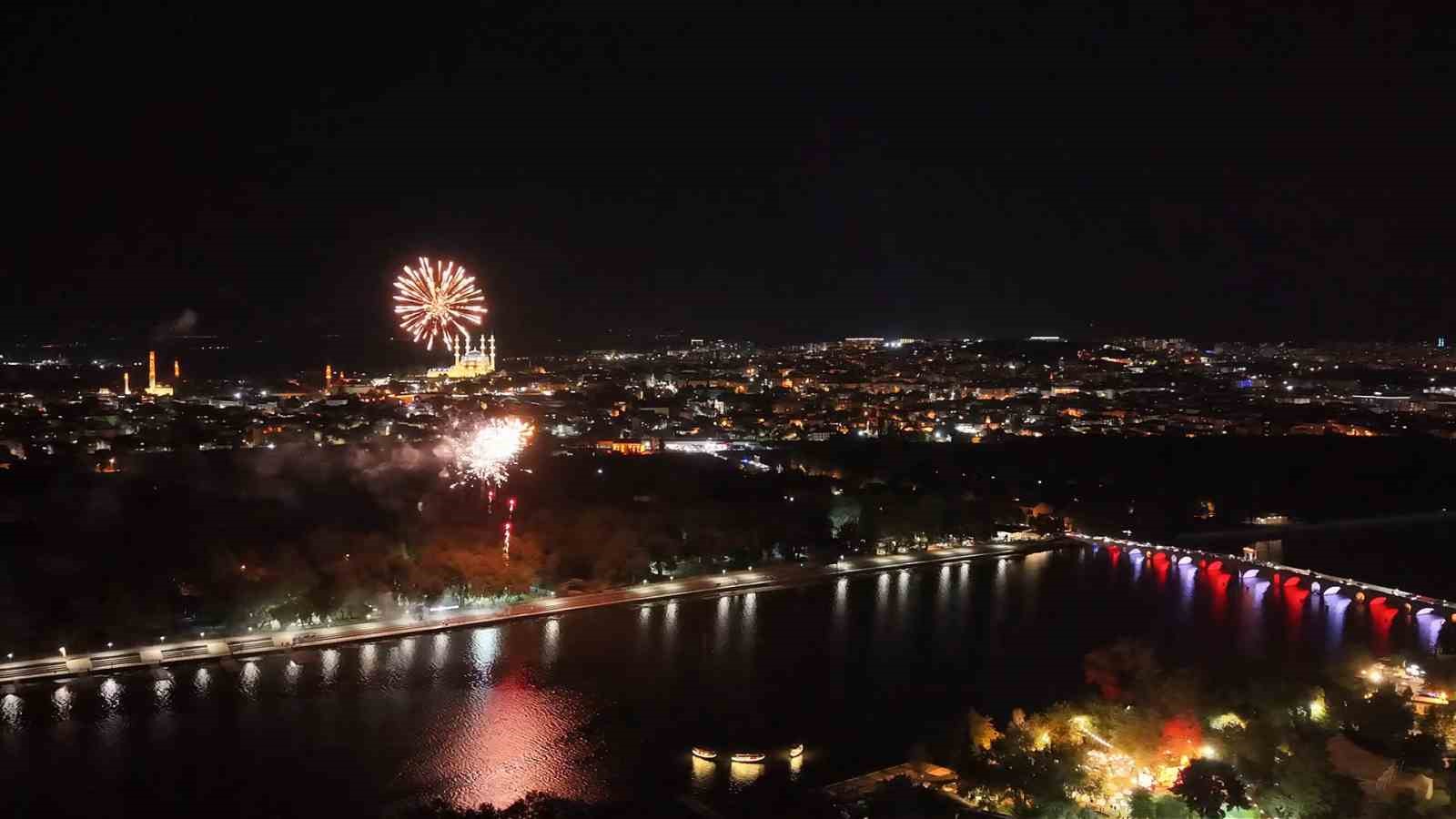 edirne-de-30-agustos-zafer-bayrami-resepsiyonu-meric-nehri-nde-havai-fisek-gosterisi
