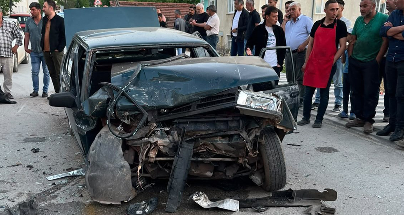 yozgat-ta-freni-patlayan-otomobil-iki-araca-carpti-6-yarali