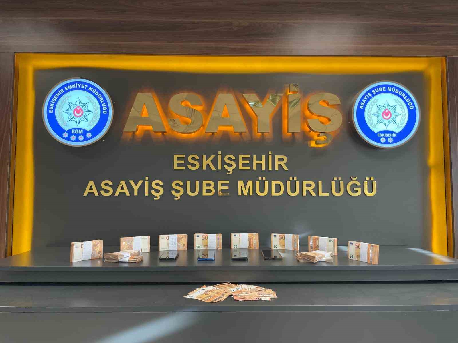 kendisini-polis-olarak-tanitan-2-dolandirici-yakalandi