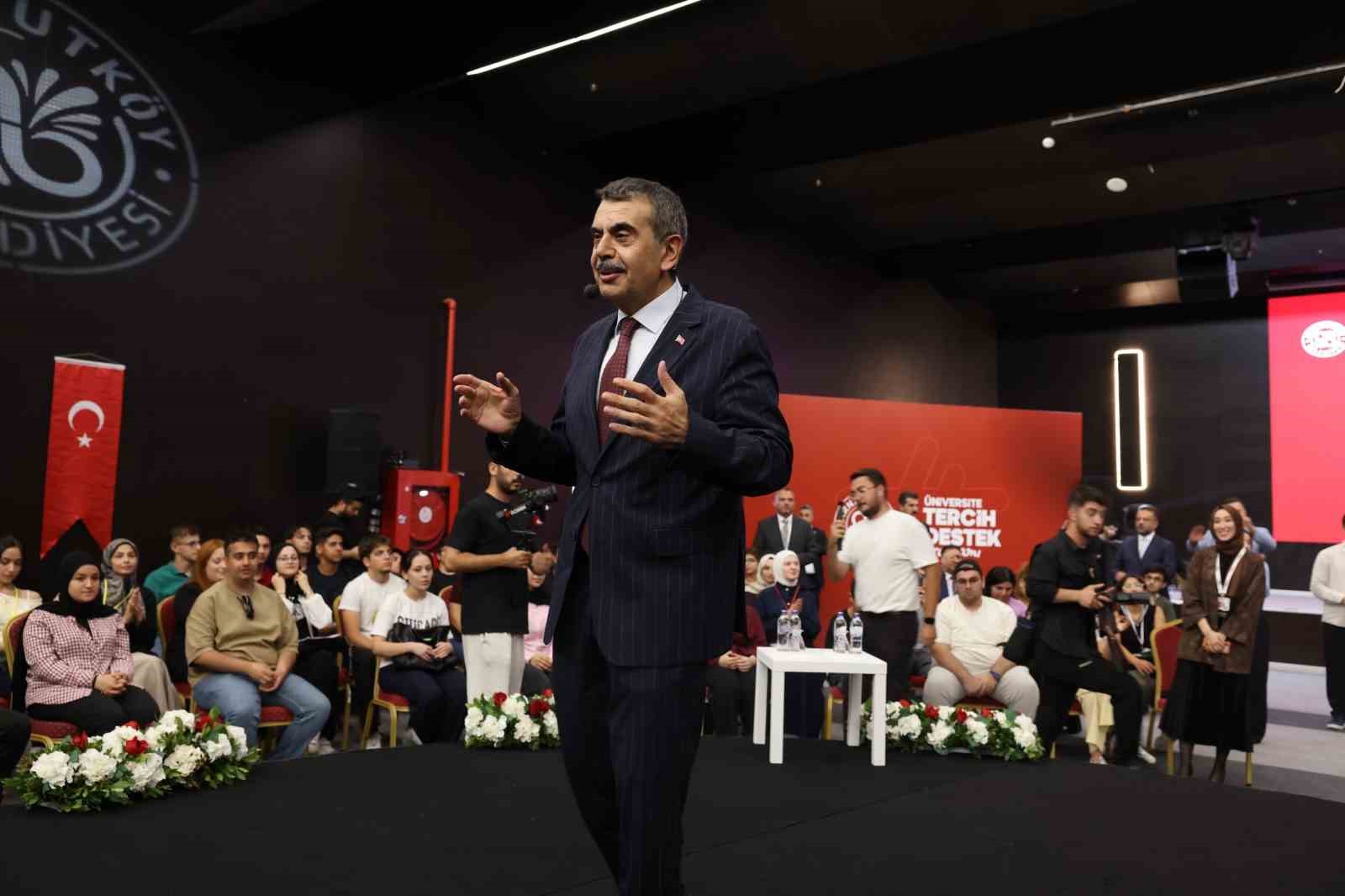 universite-adaylari-arnavutkoy-de-gelecegin-mesleklerini-bakanlarla-konustu