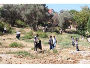 Duyarsız Vatandaşlar Atıyor, Onlar Topluyor