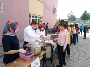 Öğretmenlerden Aşure İkramı