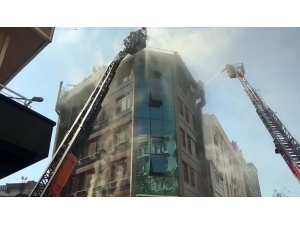 Kağıthane’de 6 Katlı Binanın Çatı Katında Yangın Çıktı. Çatı Katı Alev Alev Yanarken Binada Mahsur Kalan Vatandaşların Olduğu Öğrenildi. İtfaiye Ekipleri Yangına Müdahale Ediyor.