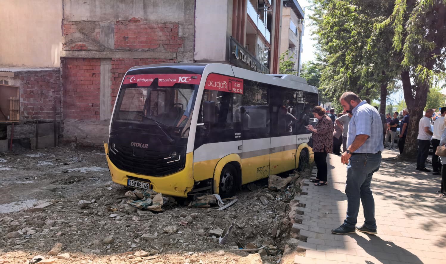 minibus-is-yerine-carptiktan-sonra-bos-arsaya-uctu