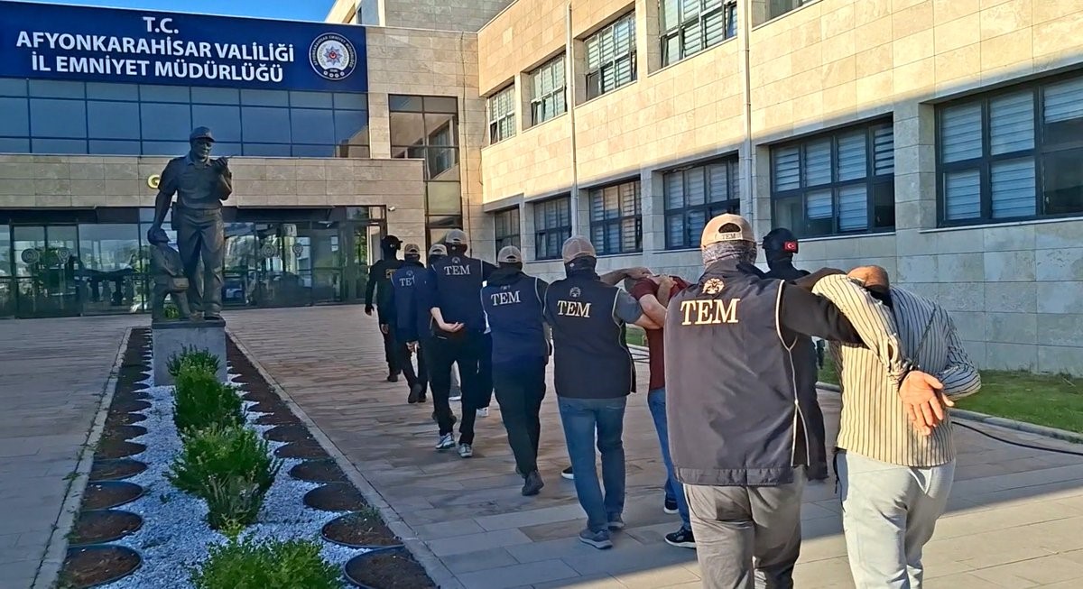 afyonkarahisar-polisinden-safak-vakti-deas-operasyonu-7-gozalti