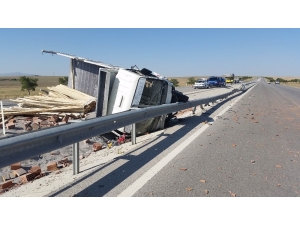 İnşaat Malzemesi Taşıyan Kamyonet Devrildi: 1 Yaralı