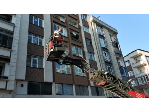 Evden Gelen Koku Polisi Ve İtfaiyeyi Alarma Geçirdi