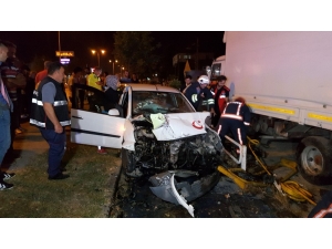 İki Otomobilin Çarpıştığı Kazada Sürücü Araçta Sıkıştı