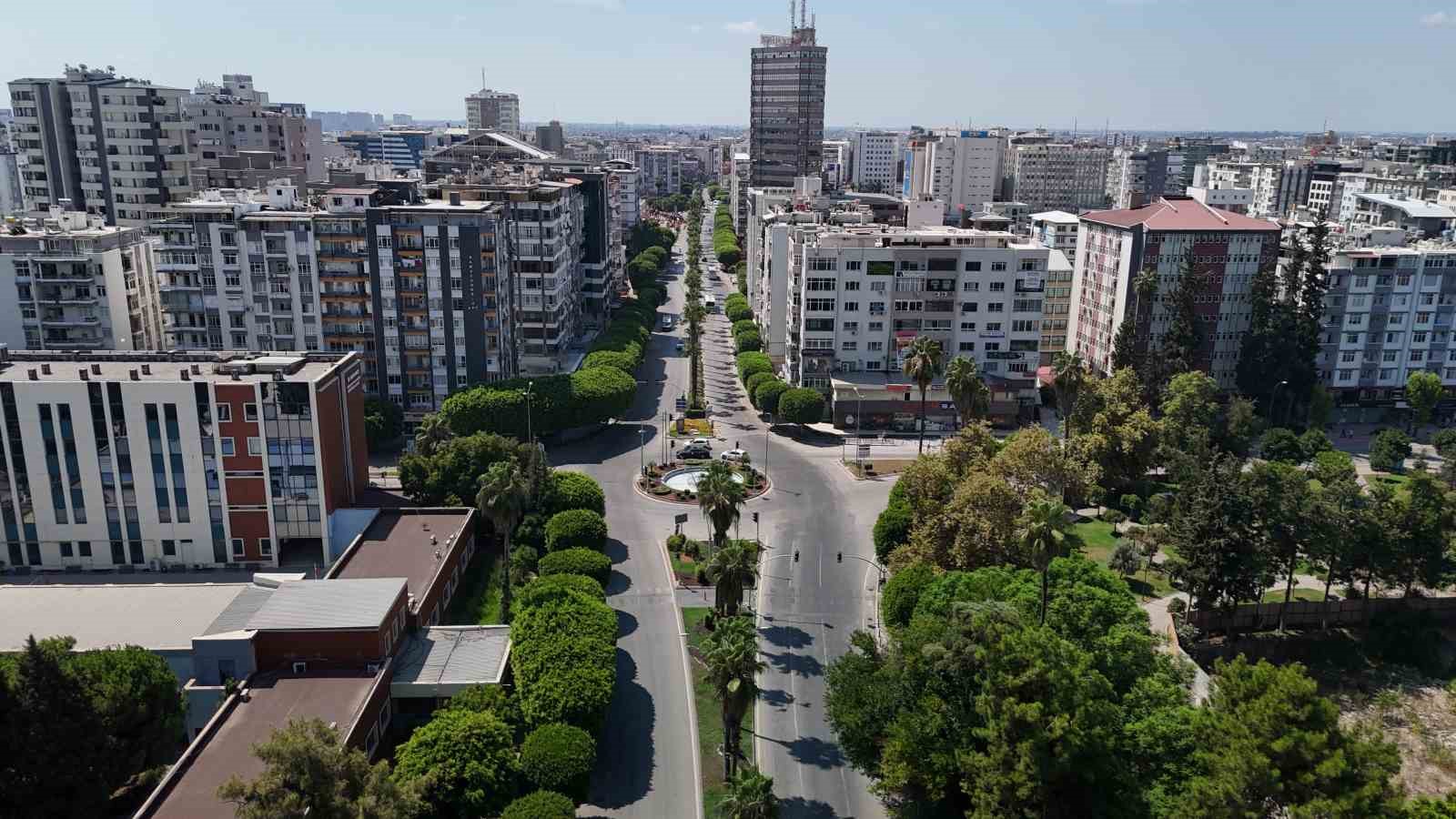 sicak-hava-adana-nin-simge-noktalarini-sessizlige-burudu