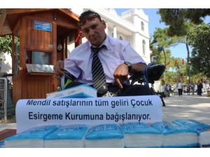 Engelline Aldırmadan Kimsesiz Çocuklar İçin Sokakta Mendil Satıyor