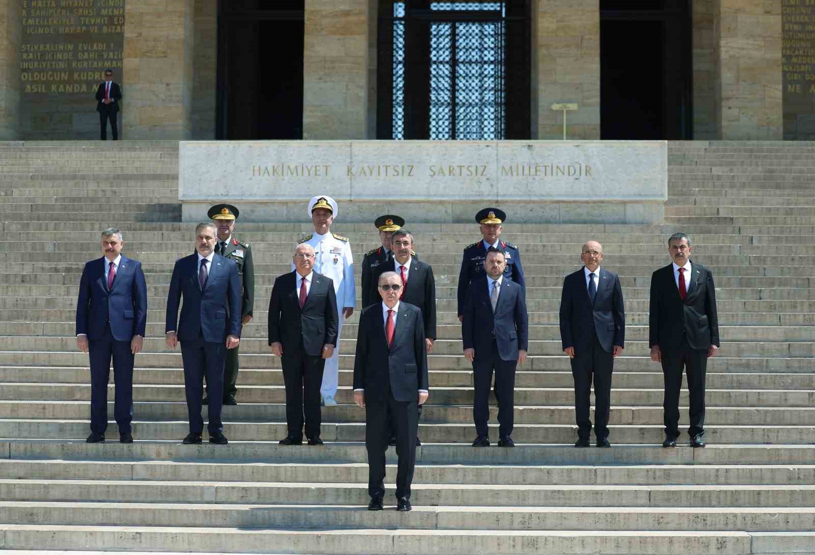 cumhurbaskani-erdogan-baskanligindaki-yas-uyeleri-anitkabir-i-ziyaret-etti