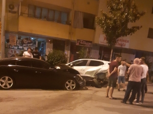 Kontrolden Çıkan Otomobil 11 Araca Birden Çarptı