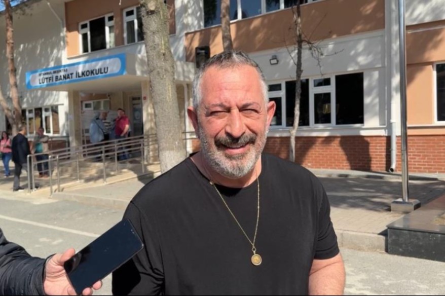 canakkale-de-evinde-rahatsizlanan-komedyen-cem-yilmaz-hastaneye-kaldirildi
