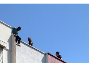 Parasını Alamayınca Çatıya Çıktı