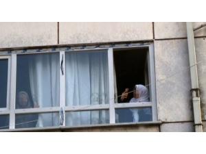 Duman Saran Binalarının İçinde Telefonla Etrafı Çektiler