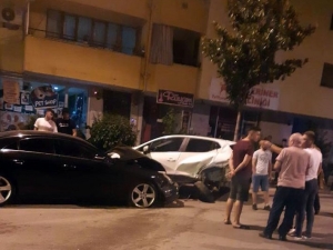 Kontrolden Çıkan Otomobilin 11 Araca Çarpması Güvenlik Kamerasında