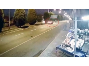 Yolun Karşısına Geçmek İsterken Otomobil Çarptı, O Anlar Kameraya Yansıdı
