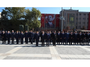 Eskişehir’de Gaziler Günü Münasebetiyle Atatürk Anıtına Çelenk Sunuldu