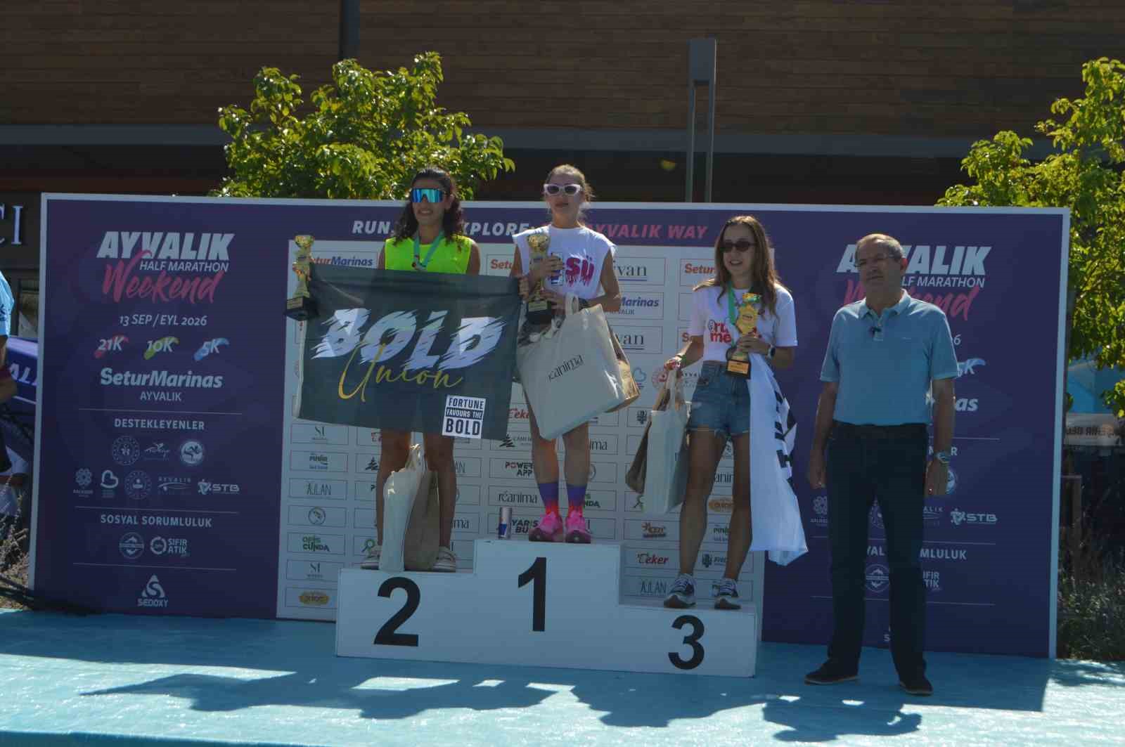 ayvalik-ta-yari-maratonun-sampiyonlari-odullerini-aldi