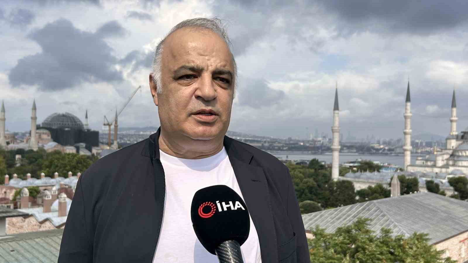 nobel-odullu-bilim-insani-aziz-sancar-in-yegeni-kitabini-okuyan-lise-ogrencilerini-istanbul-gezisiyle-odullendirdi