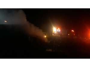 Denizli’de İş Makinesine Tır Arkadan Çarptı: 2 Yaralı