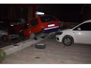 Malatya’da Otomobil Park Halindeki Araçların Üzerine Uçtu: 1 Yaralı