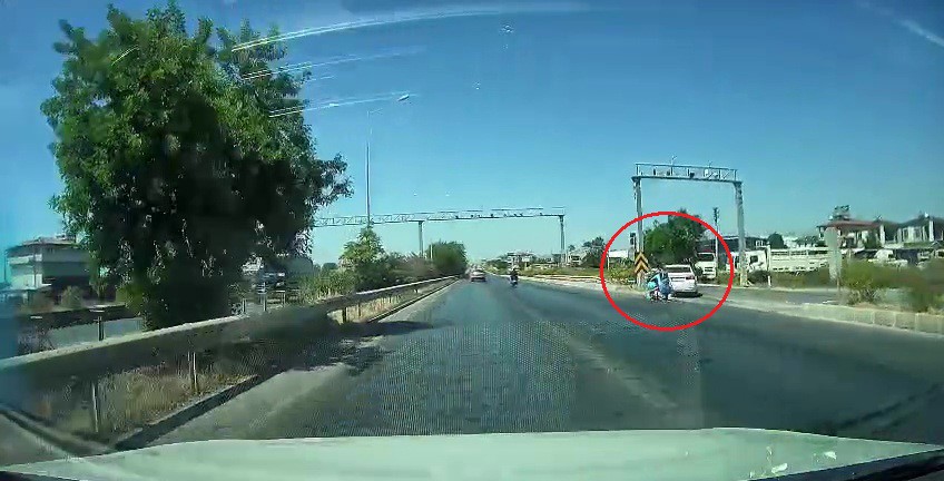 kontrolsuz-sekilde-tali-yola-donen-otomobile-arkadan-gelen-motosiklet-carpti