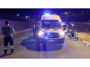 Motosiklet Devrildi: 2 Yaralı