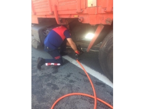 Bariyerlere Sıkışan Kamyon İtfaiye Tarafından Kurtarıldı