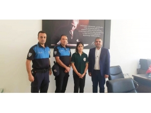 Okula Gitmek İsteyen Kız Öğrenciye Polisler Sahip Çıktı