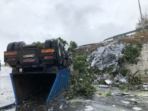 Kaygan Yolda Kayan Tır Otomobilin Üzerine Devrildi
