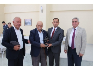 Gazilere Ve Şehit Babasına ’Baba-oğul’ Plaketi