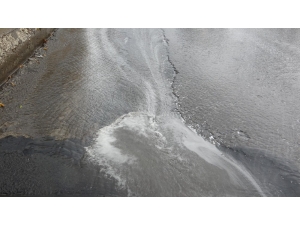 Yağmurla Birlikte Yollar Köpükle Kaplandı