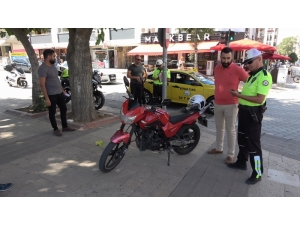 Emniyet Kemeri Takmayan Sürücü Diğer Sürücüleri Gösterdi