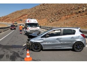 Sivas’ta Otomobil Bariyerlere Çarptı: 3 Yaralı