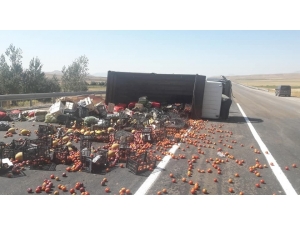 Sebze Meyve Yüklü Kamyon Devrildi