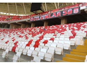 4 Eylül Stadyumu’ndaki Kırık Koltuklar Yenileniyor