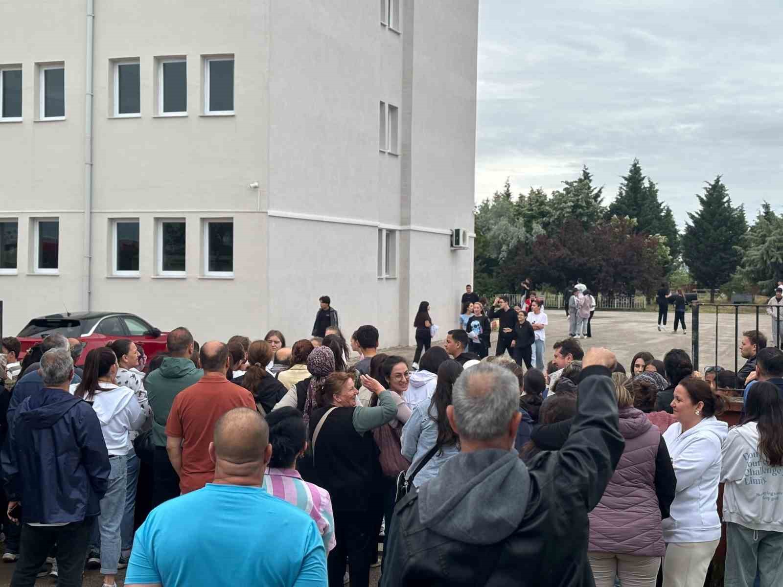kirklareli-nde-lgs-heyecani-ogrenciler-iceride-aileler-disarida-ter-doktu