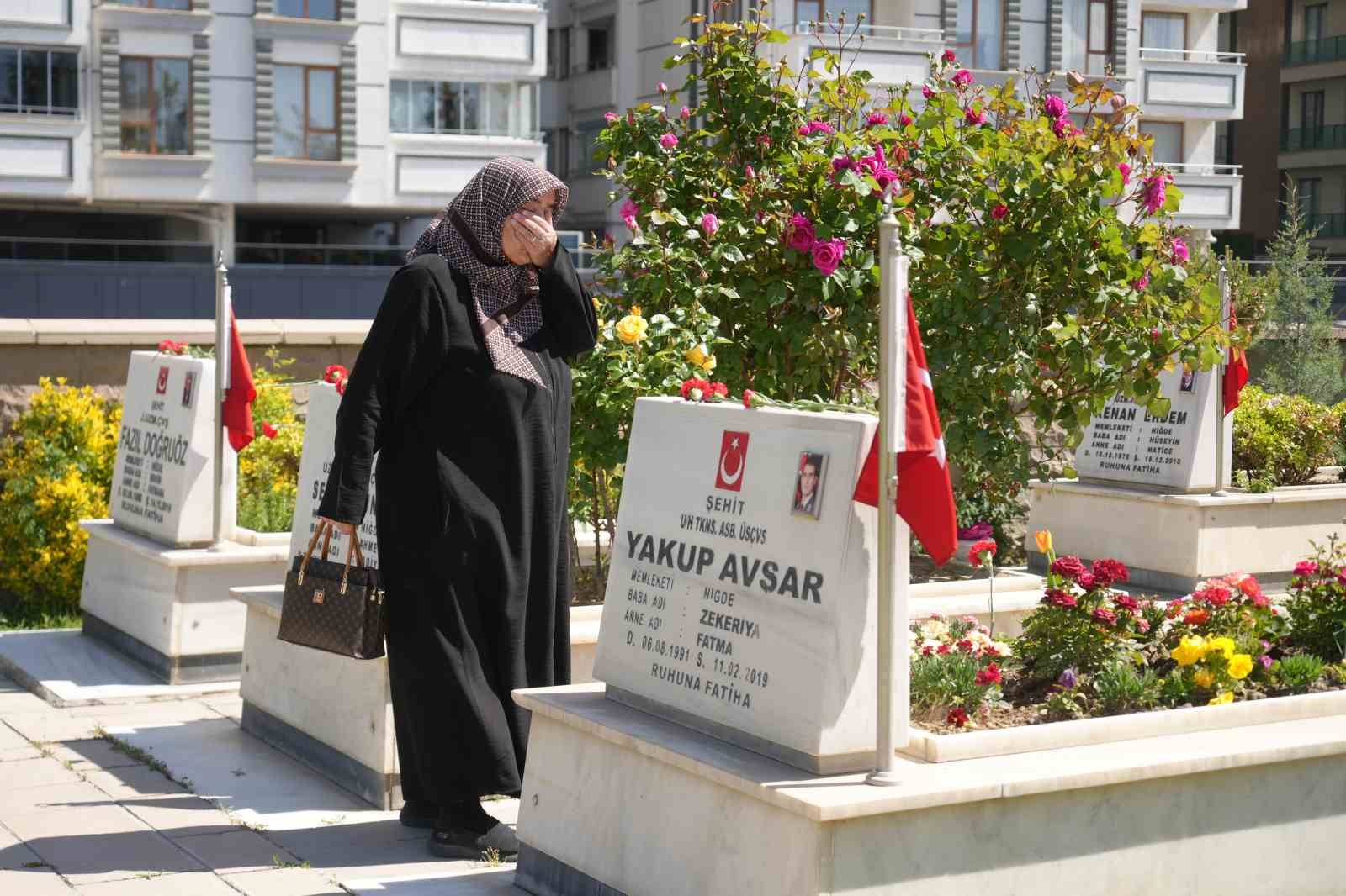 nigde-de-bayram-arifesinde-sehitlik-ziyaret-edildi