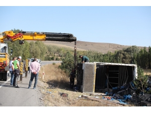 Sivas’ta Meyve Yüklü Kamyon Devrildi: 1 Yaralı