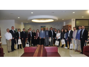 Rektör Bilgiç Akademik Aşama Kaydeden Akademisyenleri Tebrik Etti