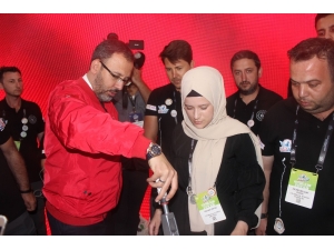 Bakan Kasapoğlu Teknofest’te Gençlerle Bir Araya Geldi