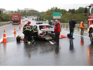 Tem Otoyolunda 3 Otomobil Birbirine Girdi: 5 Yaralı