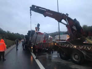 Demir Profil Yüklü Tır Devrildi, Tem’de Kilometrelerce Kuyruk Oluştu