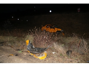 Ticari Taksi İle Kamyon Çarpıştı: 2 Ölü, 3 Yaralı