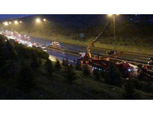 Devrilen Tırın Kapattığı Tem 3,5 Saat Sonra Trafiğe Açılabildi