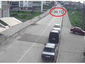 Köpeğin Kovaladığı Küçük Çocuğu Otomobil Kaldırıma Savurdu