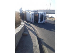 Virajı Alamayan Saman Yüklü Tır Yan Yattı