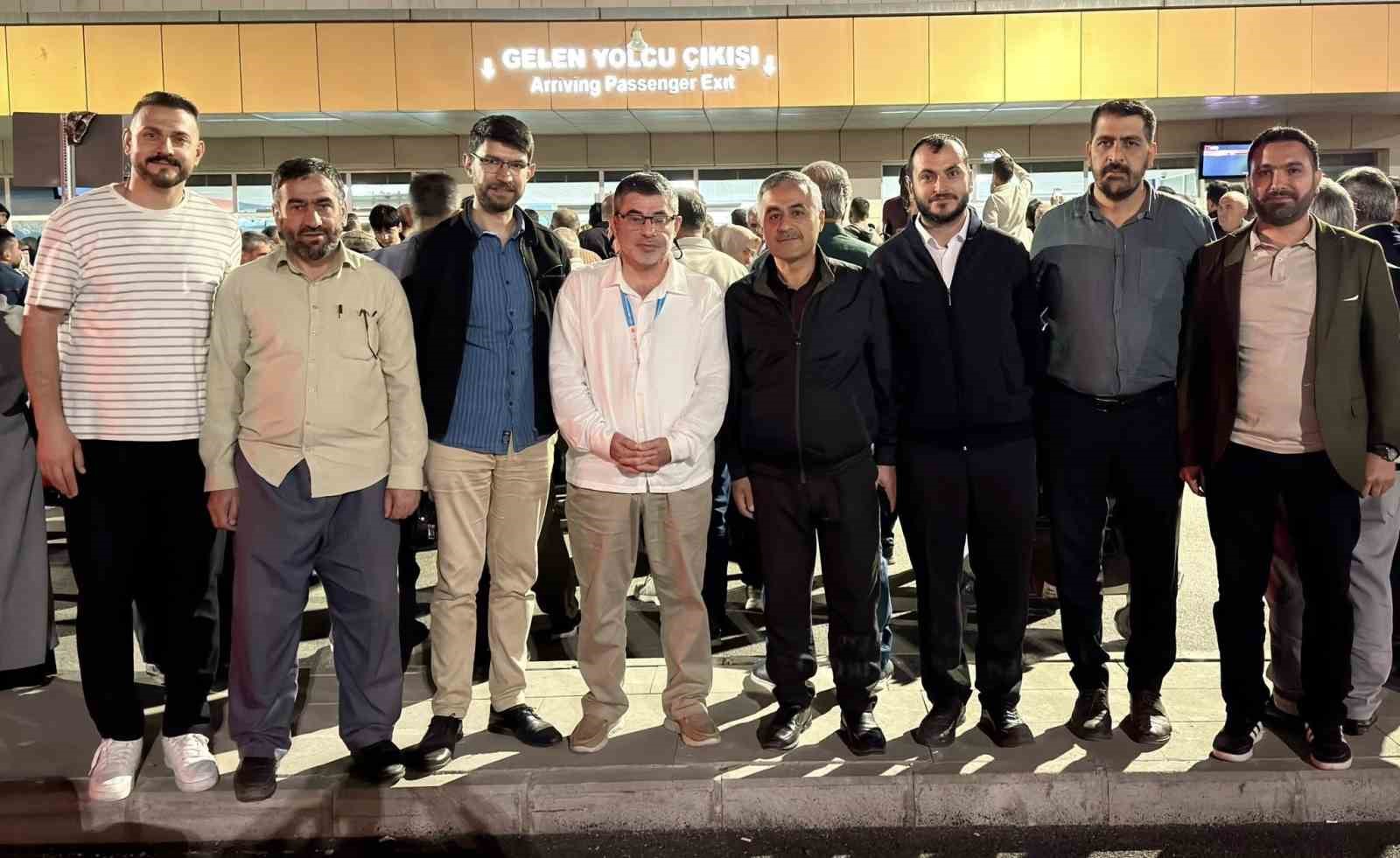kutsal-topraklardan-donen-hacilar-van-da-coskuyla-karsilandi